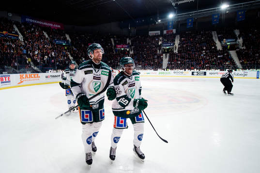 Färjestads Dick Axelsson reducerar till 2-1 och jublar med