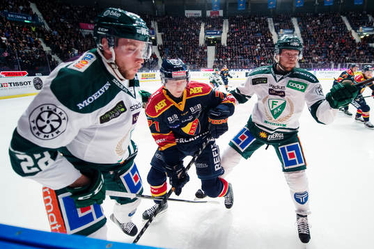 Djurgårdens Jonathan Davidsson i kamp om pucken med