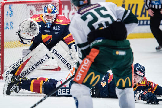 Djurgårdens Alexander Urbom täcker skott framför
