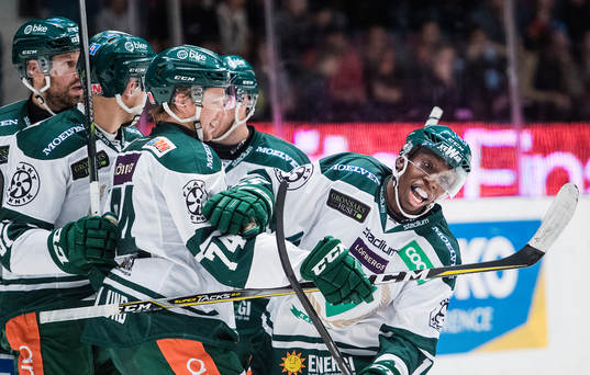 Färjestads Rasmus Asplund och Hugo Enock jublar
