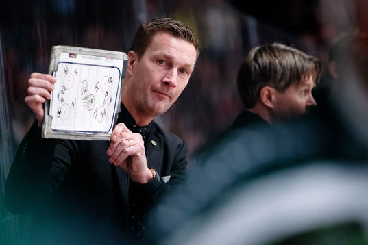 Färjestads tränare Johan Pennerborn med taktiktavla vid