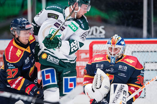 Färjestads Per Åslund framför Djurgårdens Jesper