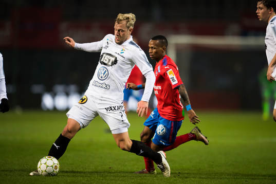Östers Sebastian Crona rensar framför Helsingborgs