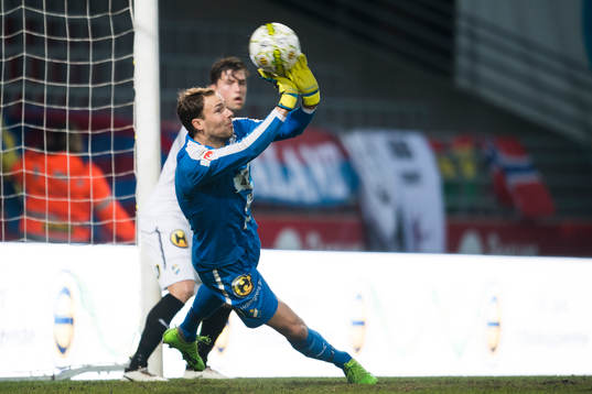 Östers målvakt Robin Malmkvist gör räddning