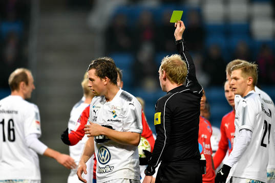 Östers Karl-Johan Lindblad får gult kort av domare Per