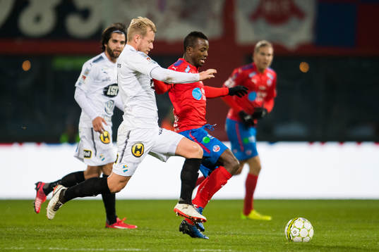 Östers Sebastian Crona jagar Helsingborgs Monday Samuel
