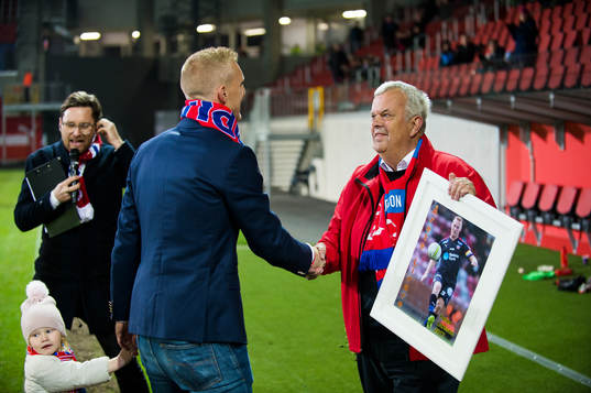 Helsingborgs Peter Larsson tar emot present som årets