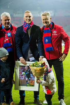 Helsingborgs Peter Larsson tar emot present som årets
