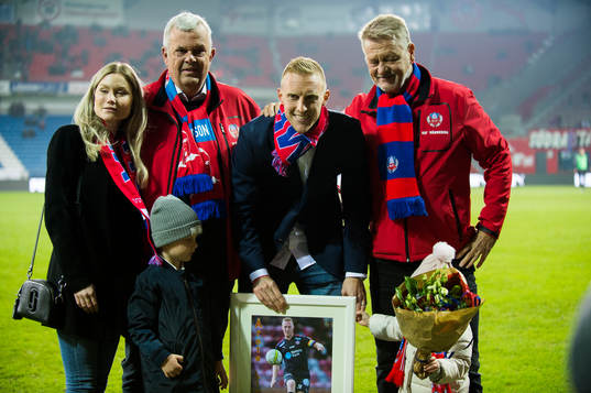 Helsingborgs Peter Larsson tar emot present som årets