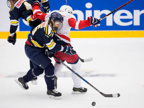 Östergötlands Rasmus Sidén tacklas av Ångermanlands