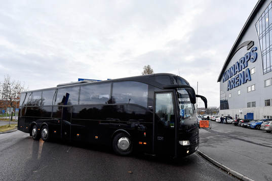 Frölundas buss kommer fram sent till arenan