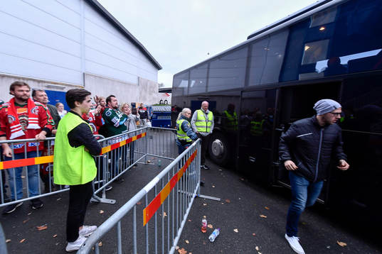 Frölundas buss kommer fram sent till arenan