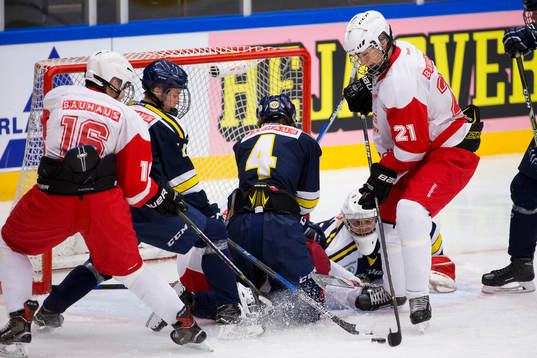 Östergötlands Albin Persson med en chans framför