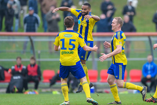 Eskilsminnes Mathias Holtenäs jublar med Kamal Barny eter