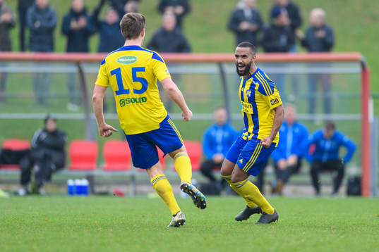 Eskilsminnes Mathias Holtenäs jublar med Kamal Barny eter