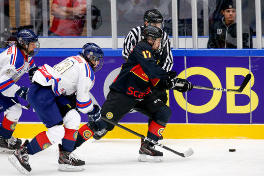Skånes Hampus Plato med pucken