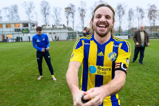 Eskilsminnes Mathias Unkuri jublar