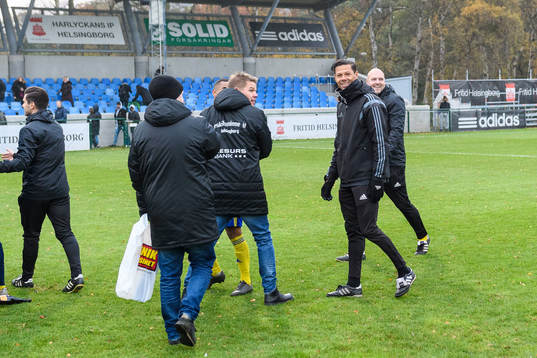Eskilsminnes tränare Martin Pringle (h) ser glad ut