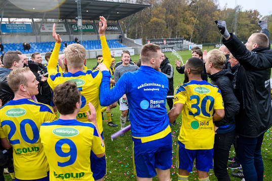 Eskilsminnes spelare jublar