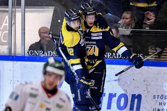 s Kevin Stenlund jublar med Victor Ejdsell som gjort
