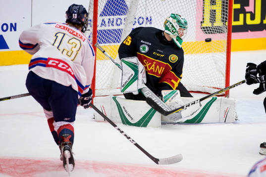 Stockholm Syds Alexander Holtz skjuter 1-2 bakom Skånes