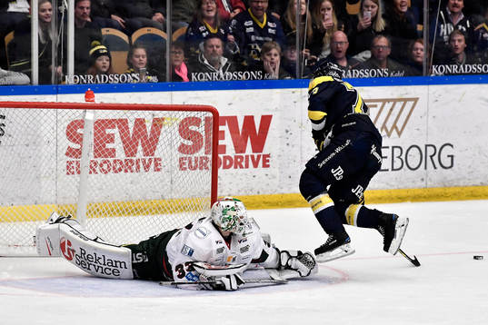 Frölundas målvakt Johan Gustafsson räddar en straff