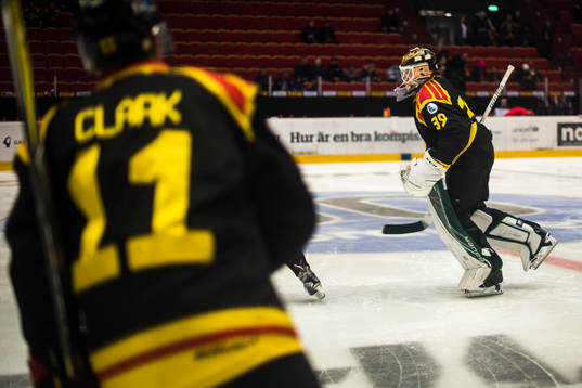 Brynäs Kevin Clark och målvakt Linus Fernström före