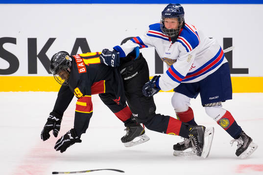 Stockholm Syds Filip Bratt tacklar Skånes Daniel Selway