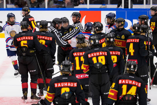 Stökigt i pausen av semifinalen i TV-Pucken mellan