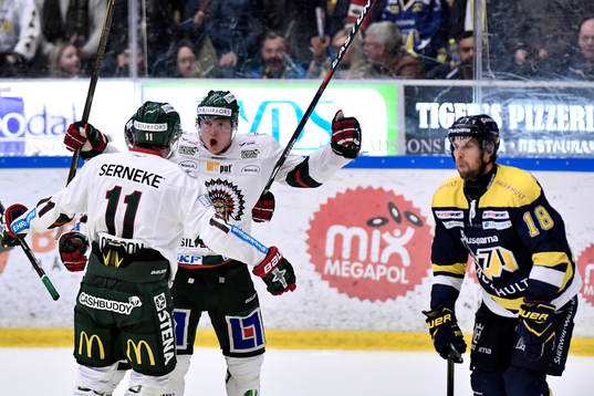 Frölundas Victor Olofsson jublar med målskytten till 2-3