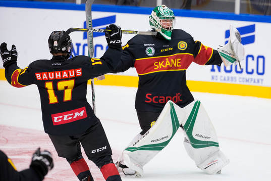 Skånes målvakt Calle Clangcjublar ihop med Hampus Plato