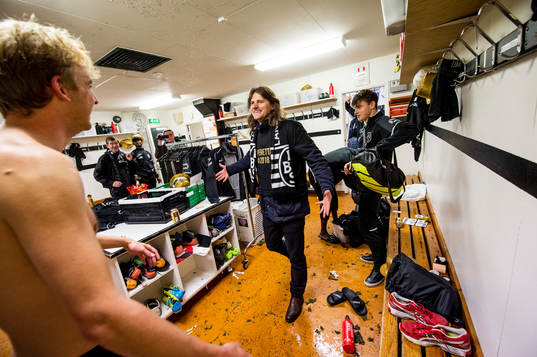 Landskronas tränare Agim Sopi på väg att krama om Viktor