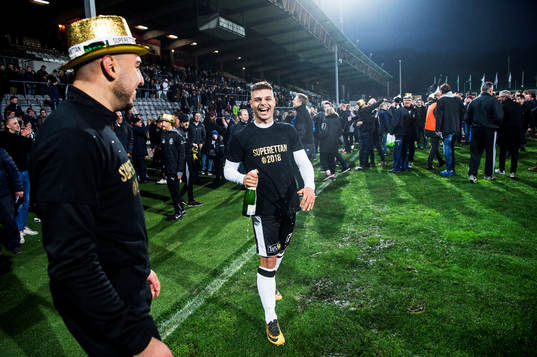 Landskronas Dino Mesic jublar med lagkamraterna