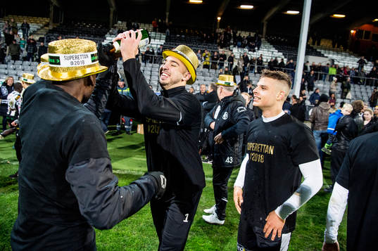 Landskronas målvakt Amr Kaddoura och Dino Mesic jublar med