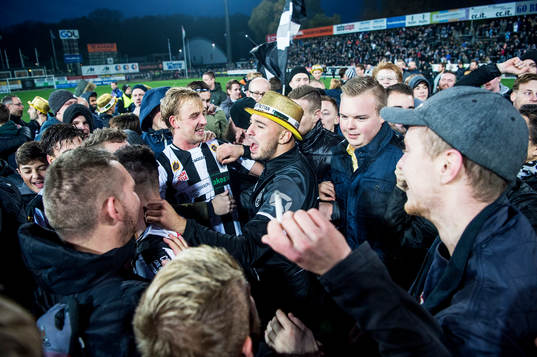Landskronas spelare jublar med publiken