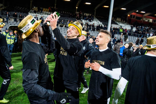 Landskronas målvakt Amr Kaddoura och Dino Mesic hjälper