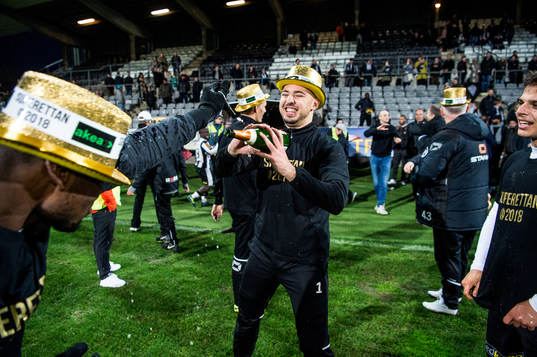 Landskronas målvakt Amr Kaddoura och Dino Mesic hjälper
