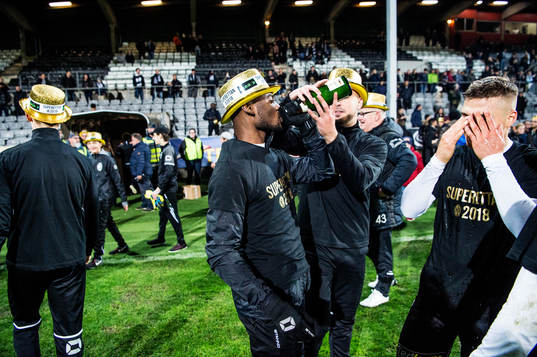 Landskronas målvakt Amr Kaddoura och Dino Mesic hjälper