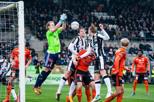 Karlskronas målvakt Philip Olsson och Eric Petersson mot