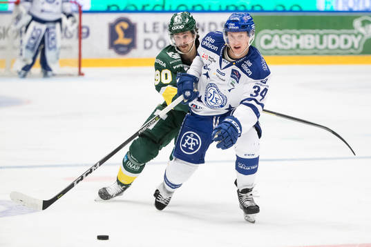 Björklövens Alex Hutchings jagar Leksands Olle Alsing  i