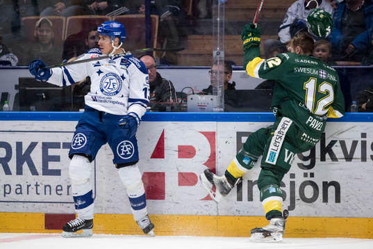 Björklövens Niklas Pavel tappar hjälmen i bakom Leksands