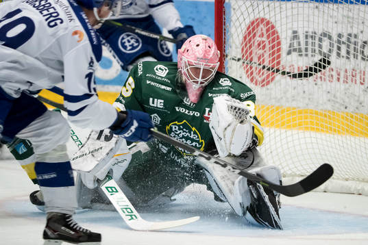 Björklövens målvakt Adam Werner räddar chans från