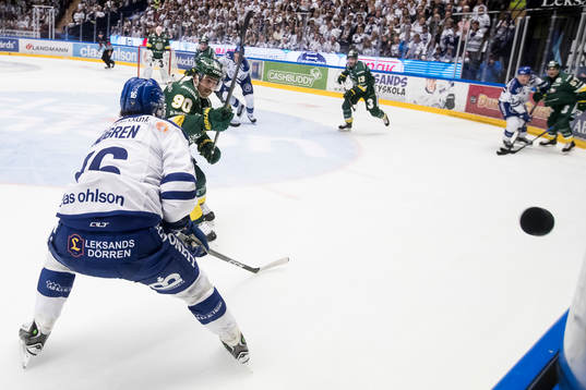 Björklövens Alex Hutchings rensar pucken förbi Leksands