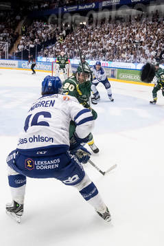 Björklövens Alex Hutchings rensar pucken förbi Leksands