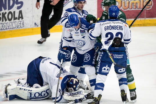 Leksands målvakt Tex Williamsson blockerar pucken Leksands