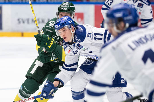 Leksands Martin Karlsson   i ishockeymatchen i