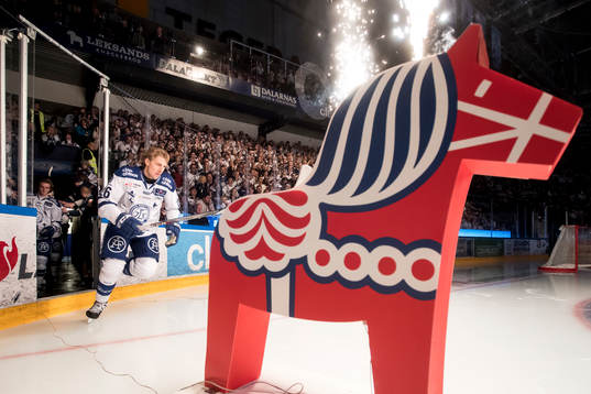 Leksands Patrik Norén gör entre i ishockeymatchen i