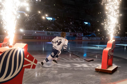 Leksands Oskar Lang gör entre i ishockeymatchen i