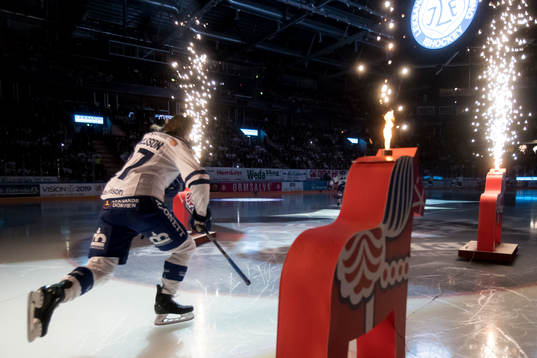Leksands Anton Karlsson gör entre i ishockeymatchen i