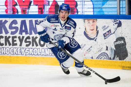 Leksands Oskar Lang  i ishockeymatchen i Hockeyallsvenskan